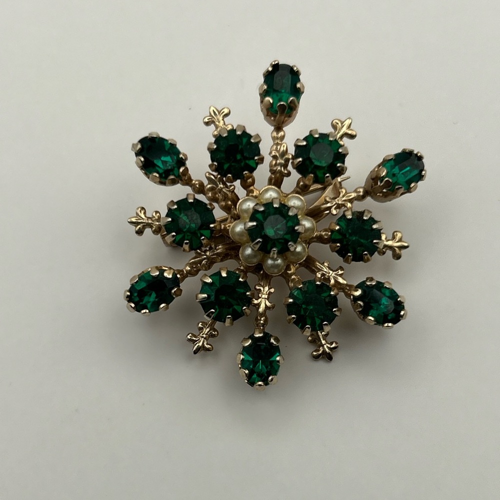 Vintage Goldtone Brooch w Green Rhinestones